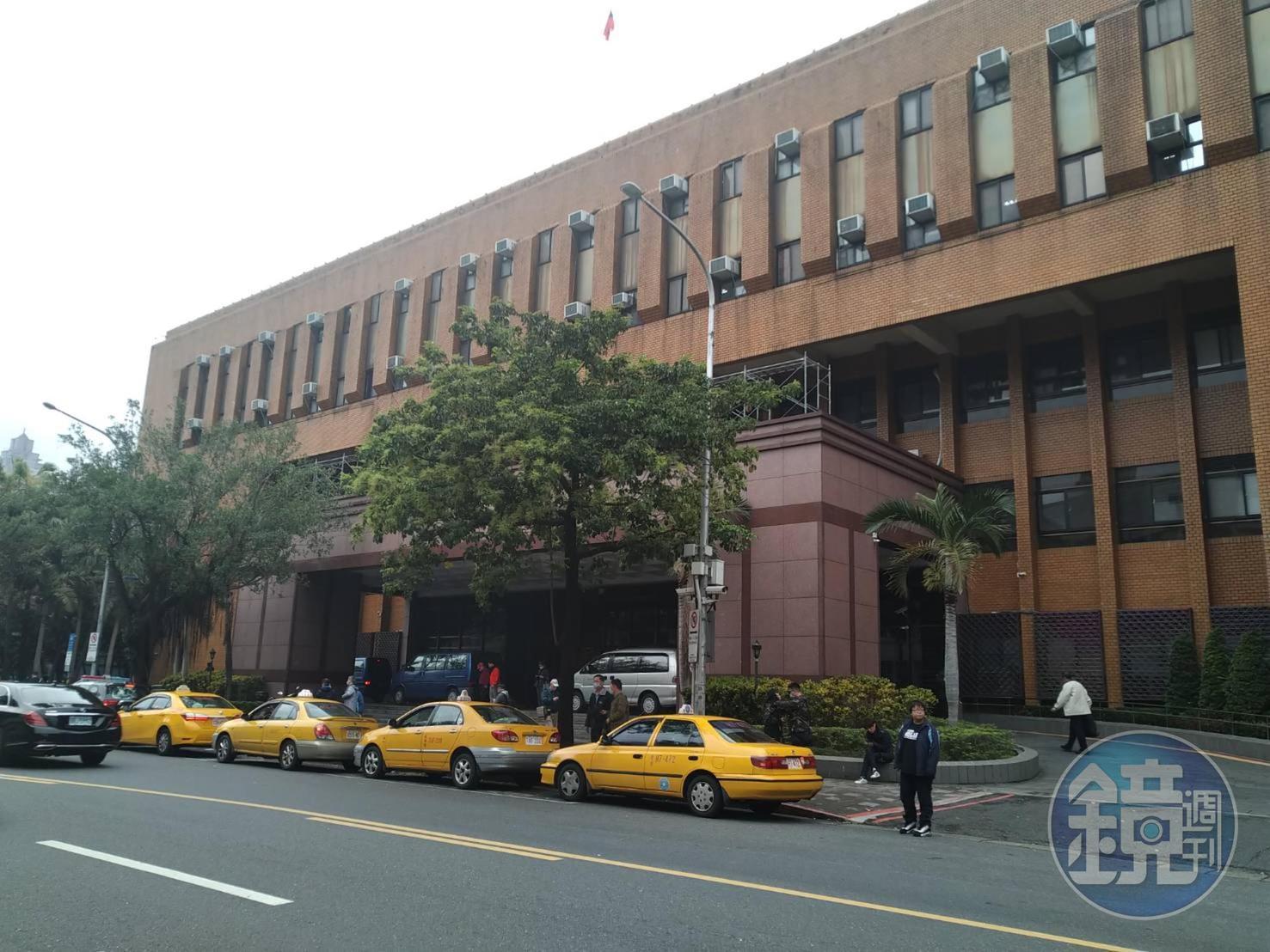 Y女不滿分手的前男友襲胸、指姦，今（13日）上午親赴台北地檢署提告。（本刊資料照）