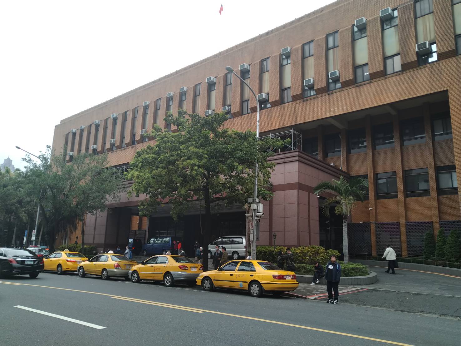 Y女不滿分手的前男友襲胸、指姦，今（13日）上午親赴台北地檢署提告。（本刊資料照）