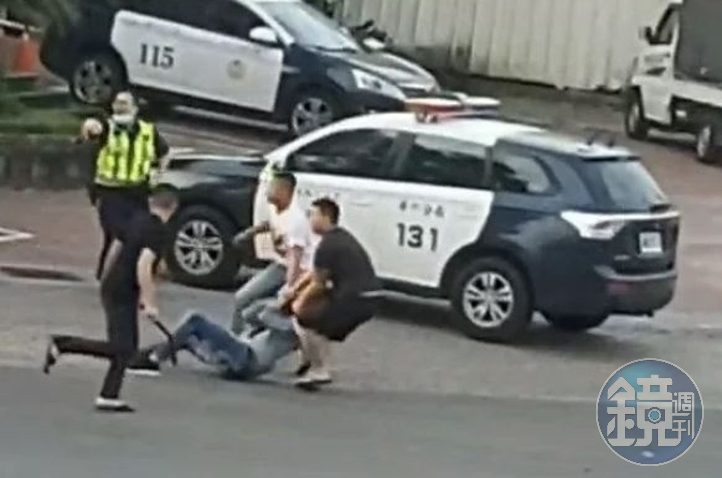 今年4月間，鄭嫌與對手人馬，在公正派出所前械鬥，完全不理警察制止，行徑囂張震驚全國，導致分局長下台。（翻攝畫面）