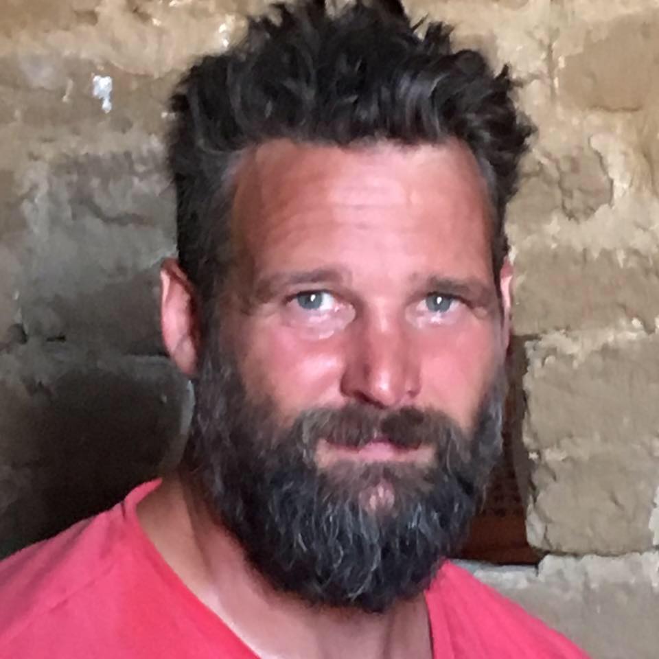 卡爾中獎和瘋狂買車故事曾被BBC拍成紀錄片。(翻攝Karl Crompton臉書)