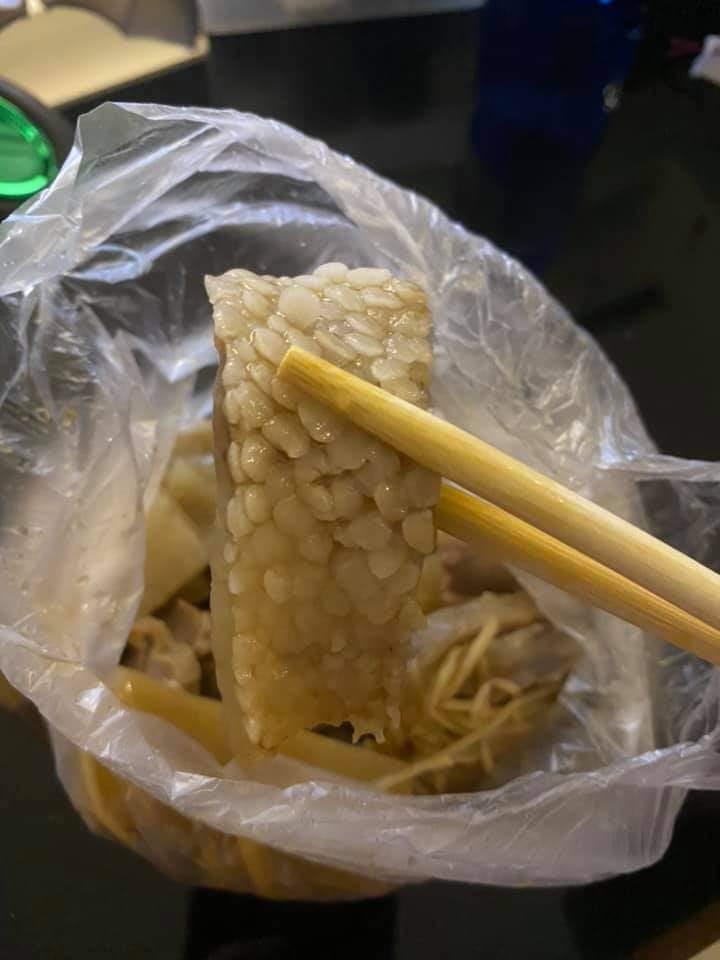 網友發現豬皮表皮呈現魚鱗狀,立刻貼文詢問。(翻攝自「爆怨公社」)