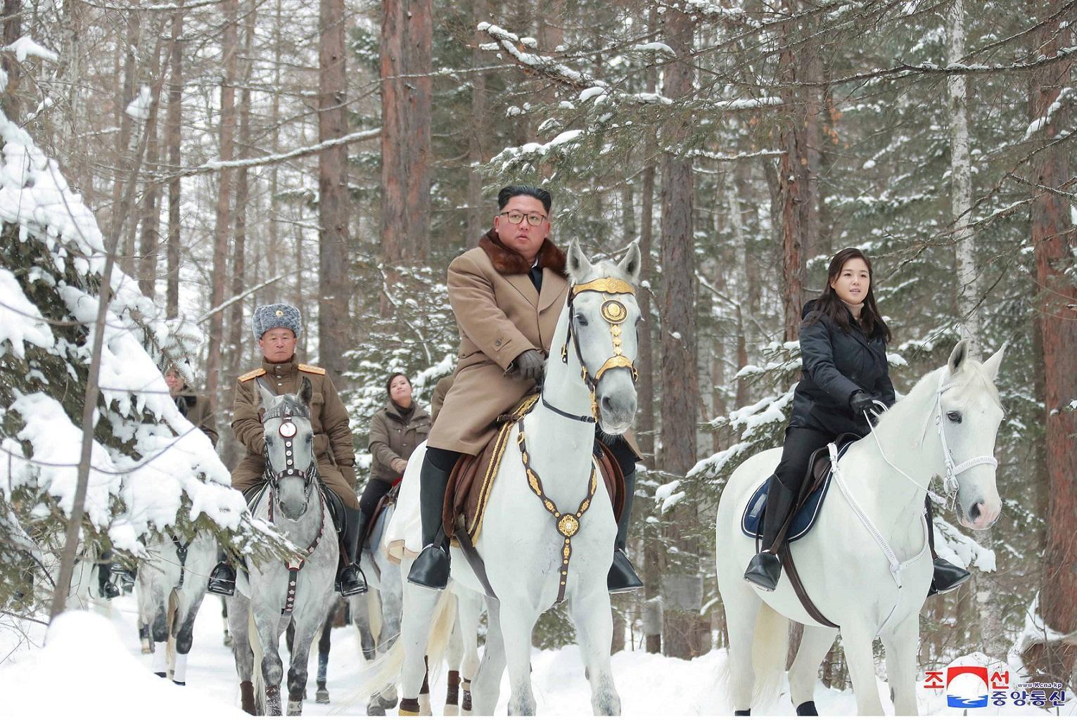 北韓第一夫人李雪主N度被傳懷孕。圖為2019年12月，金正恩率團登白頭山，李雪主全程同行。（翻攝自朝中社）