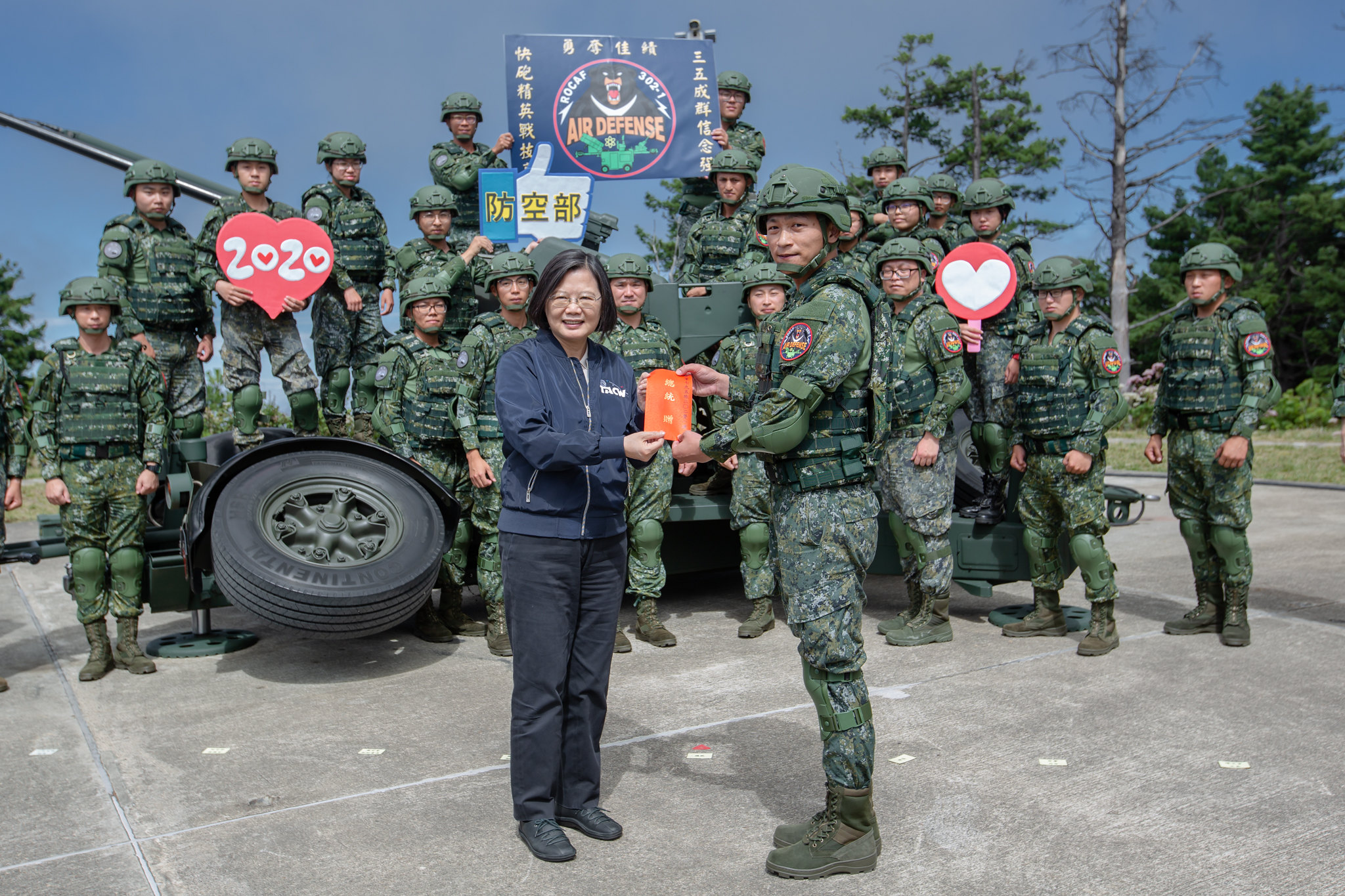 總統蔡英文今（13日）特地到海拔2,620公尺高樂山雷達站的「空軍偵蒐預警中心」及「空軍防空連」視察。（總統府提供）