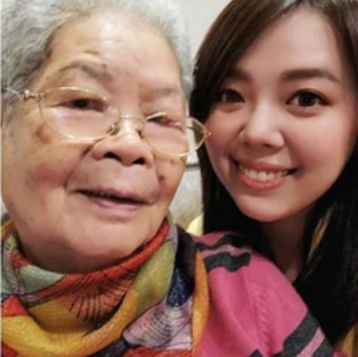小鬼奶奶今年已88歲,得知孫子過世時,一度無法接受。(翻攝自小鬼妹妹IG)