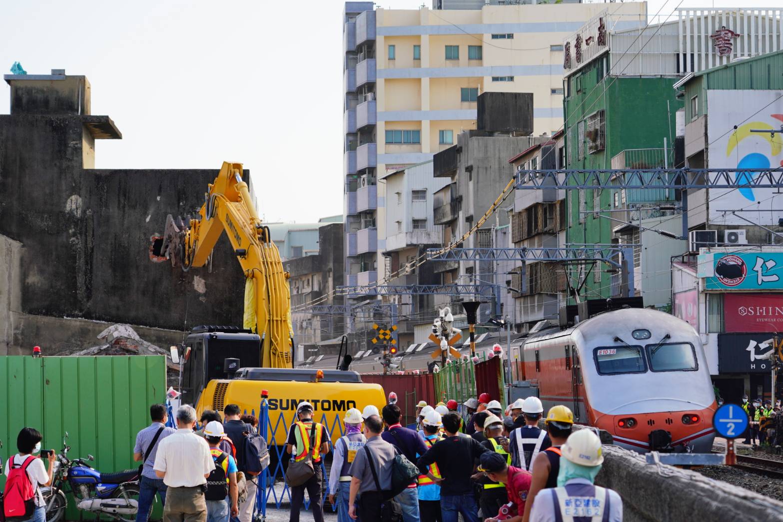 「南鐵東移」長達近10年的抗爭，最後2拒遷戶終於在今日開始拆除，此事件也暫告一段落。