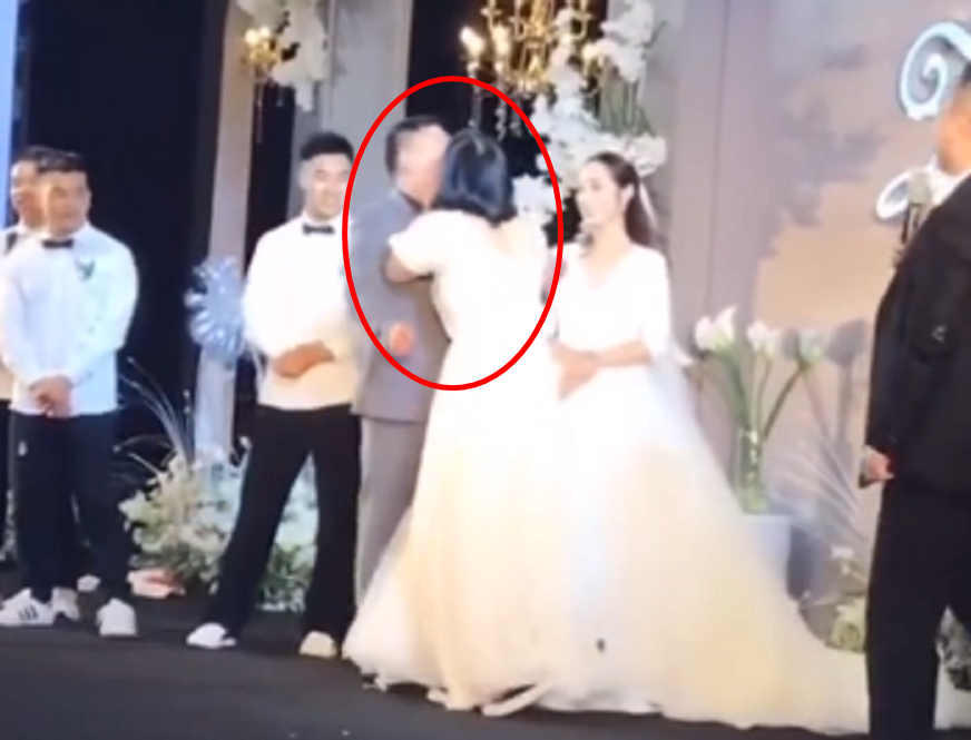 伴娘當著眾人面前突然強吻新郎，令全場賓客傻眼。（翻攝微博）