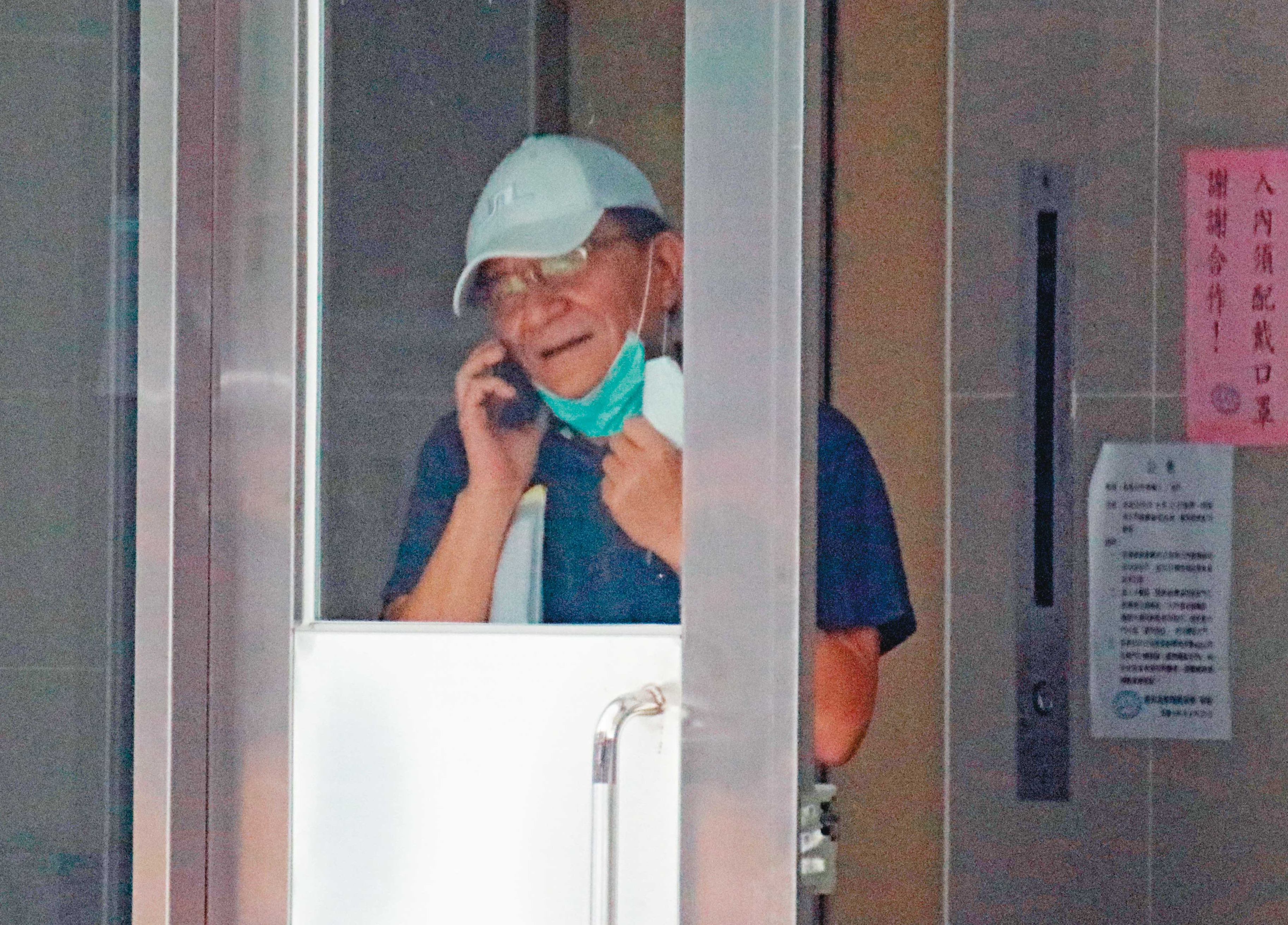 10月3日11：19，高志鵬休假期間也現身立法院旁、青島東路附近的大樓。