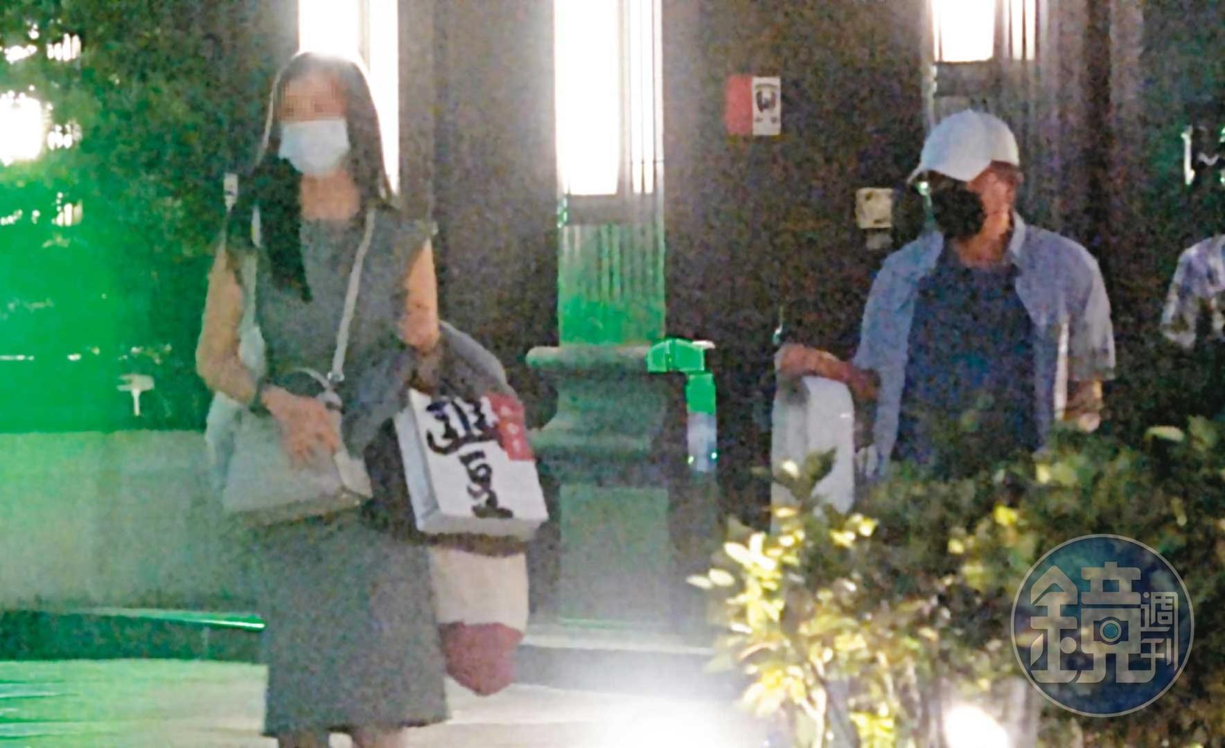高志鵬(右)休假第一站就直奔三重接女友(左),2人大包小包提著名產、家用品,準備共享中秋天倫樂。