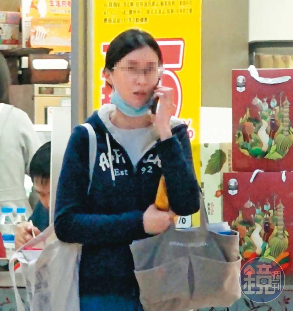 高志鵬收假返監後,國慶連假前夕,本刊直擊,高的女友仍頻繁出入他位於三重的房舍,並在周邊超商購物。