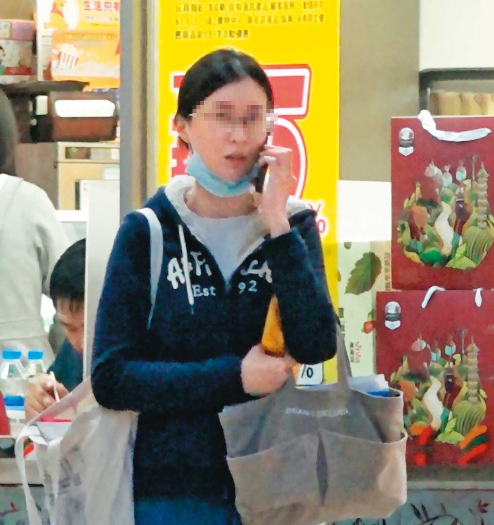 高志鵬收假返監後，國慶連假前夕，本刊直擊，高的女友仍頻繁出入他位於三重的房舍，並在周邊超商購物。