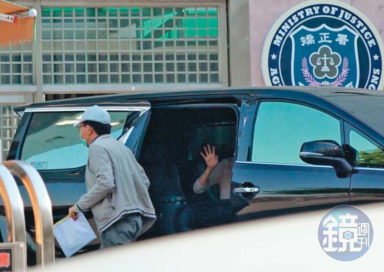 高志鵬一身鴨舌帽、口罩準時返回八德外役監,女友一路隨車相伴,還離情依依揮手向他道別。