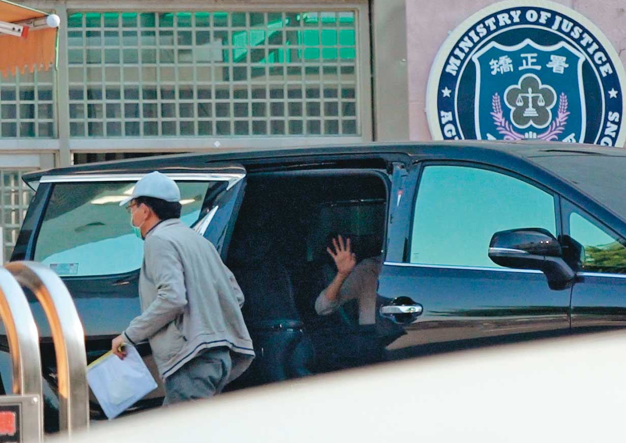 2020年10月4日15：35，高志鵬一身鴨舌帽、口罩準時返回八德外役監，女友一路隨車相伴，還離情依依揮手向他道別。