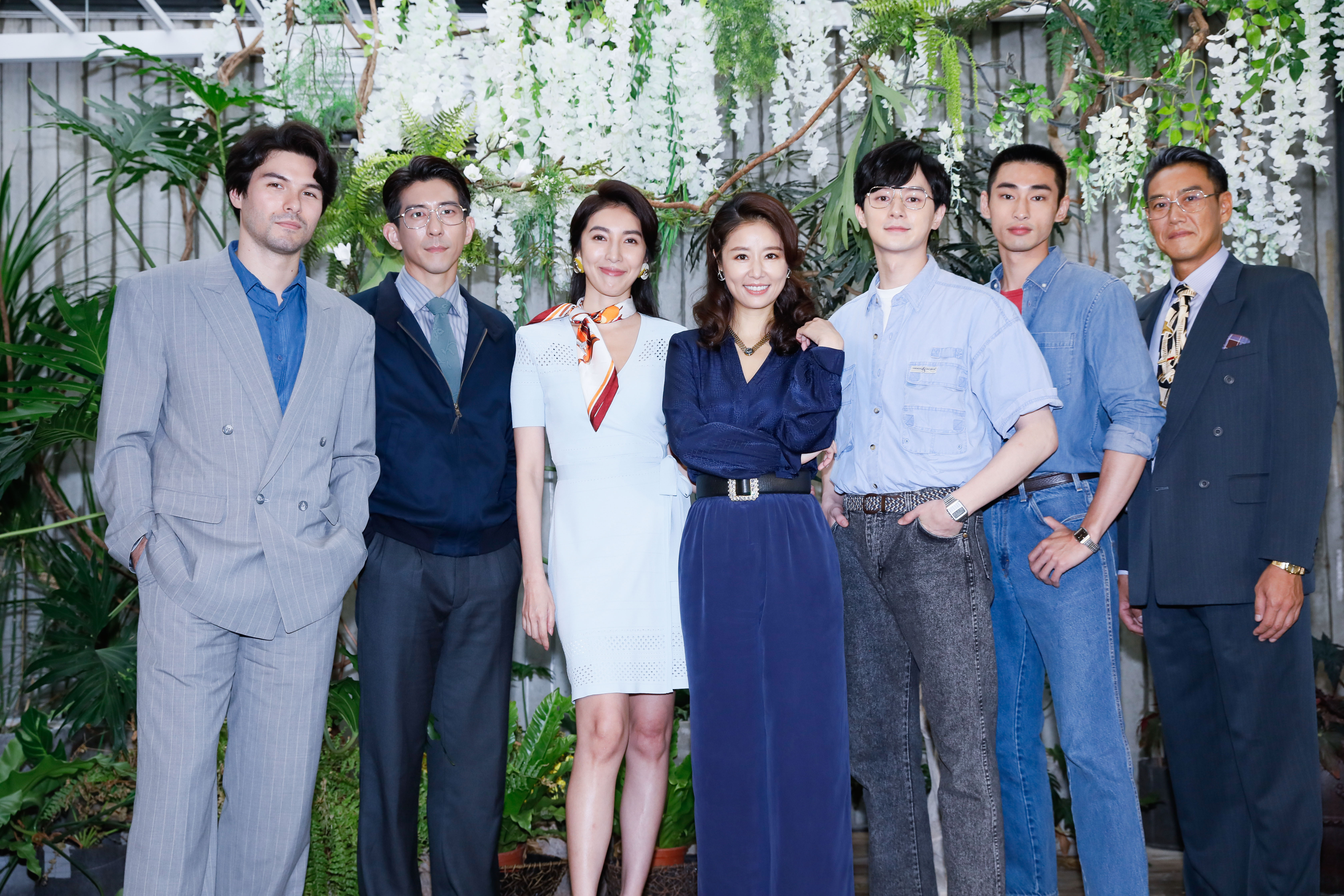 《華燈初上》第二波卡司發布會，製作人林心如帶著演員見面，由左至右為：鳳小岳、修杰楷、楊謹華、林心如、張軒睿、章廣辰、加賀美智久。