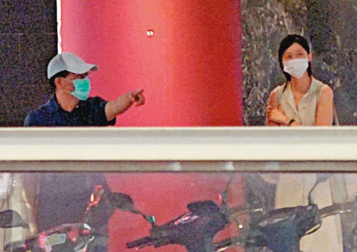 高志鵬休假最後一夜與家人到逸仙樓聚餐,但與女友在戶外都全程戴口罩,更一路維持社交距離。
