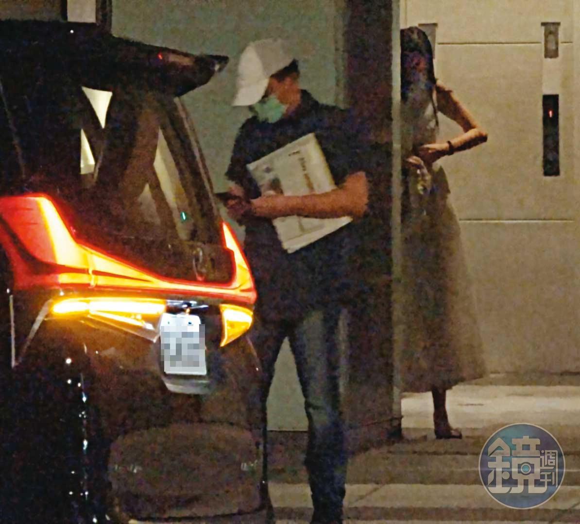 母親上車後,高志鵬刻意與女友一前一後分開行動,女友待在大樓內先等高上車。