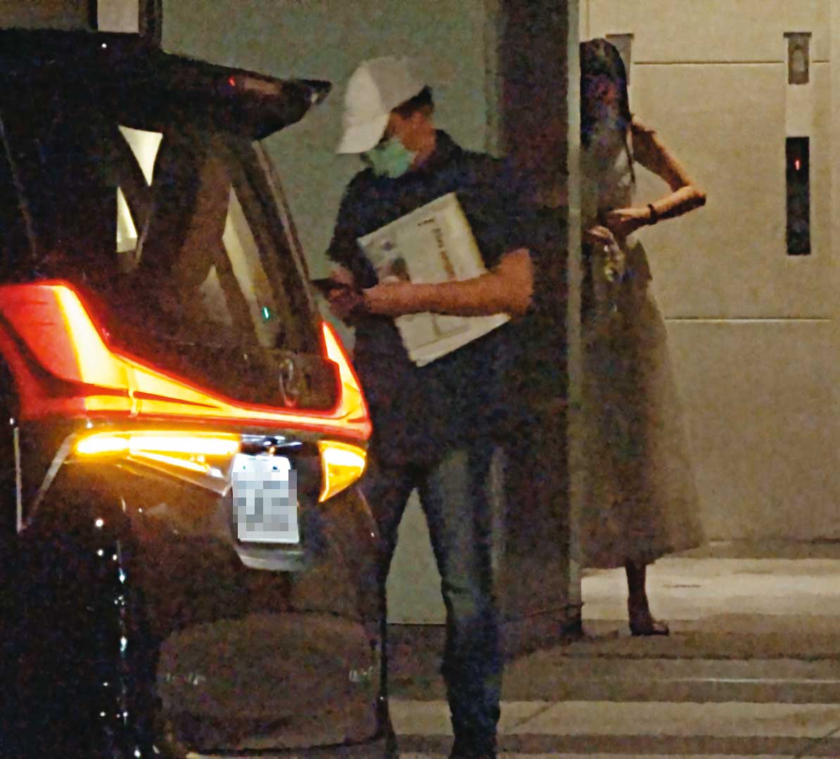 母親上車後，高志鵬刻意與女友一前一後分開行動，女友待在大樓內先等高上車。