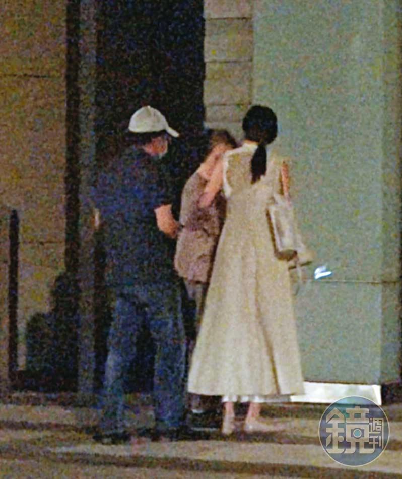 結束聚餐後返家,一下車高志鵬的女友便主動貼心攙扶高母進門,互動儼然一家人。
