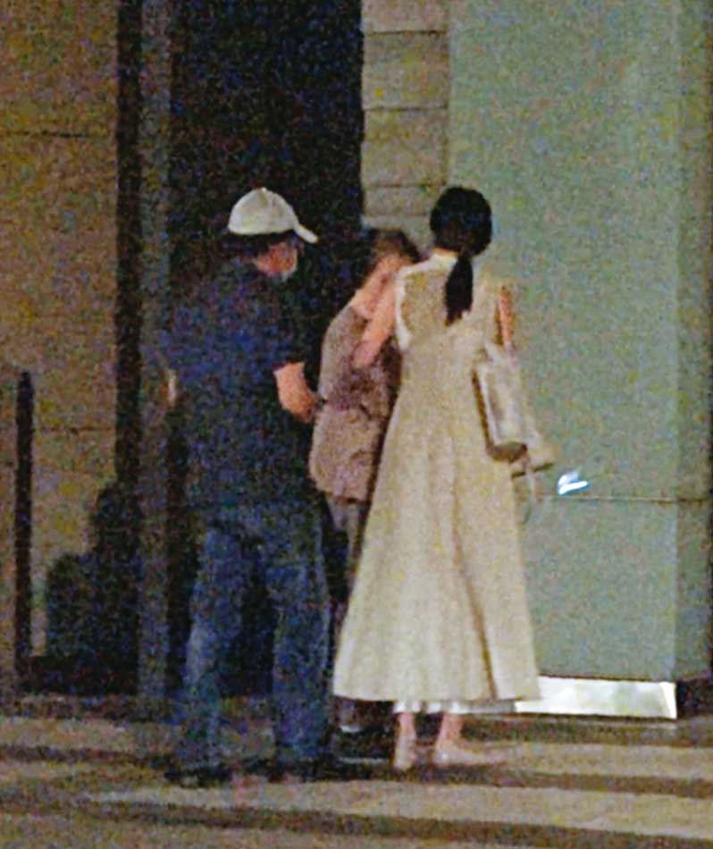 結束聚餐後返家，一下車高志鵬的女友便主動貼心攙扶高母進門，互動儼然一家人。