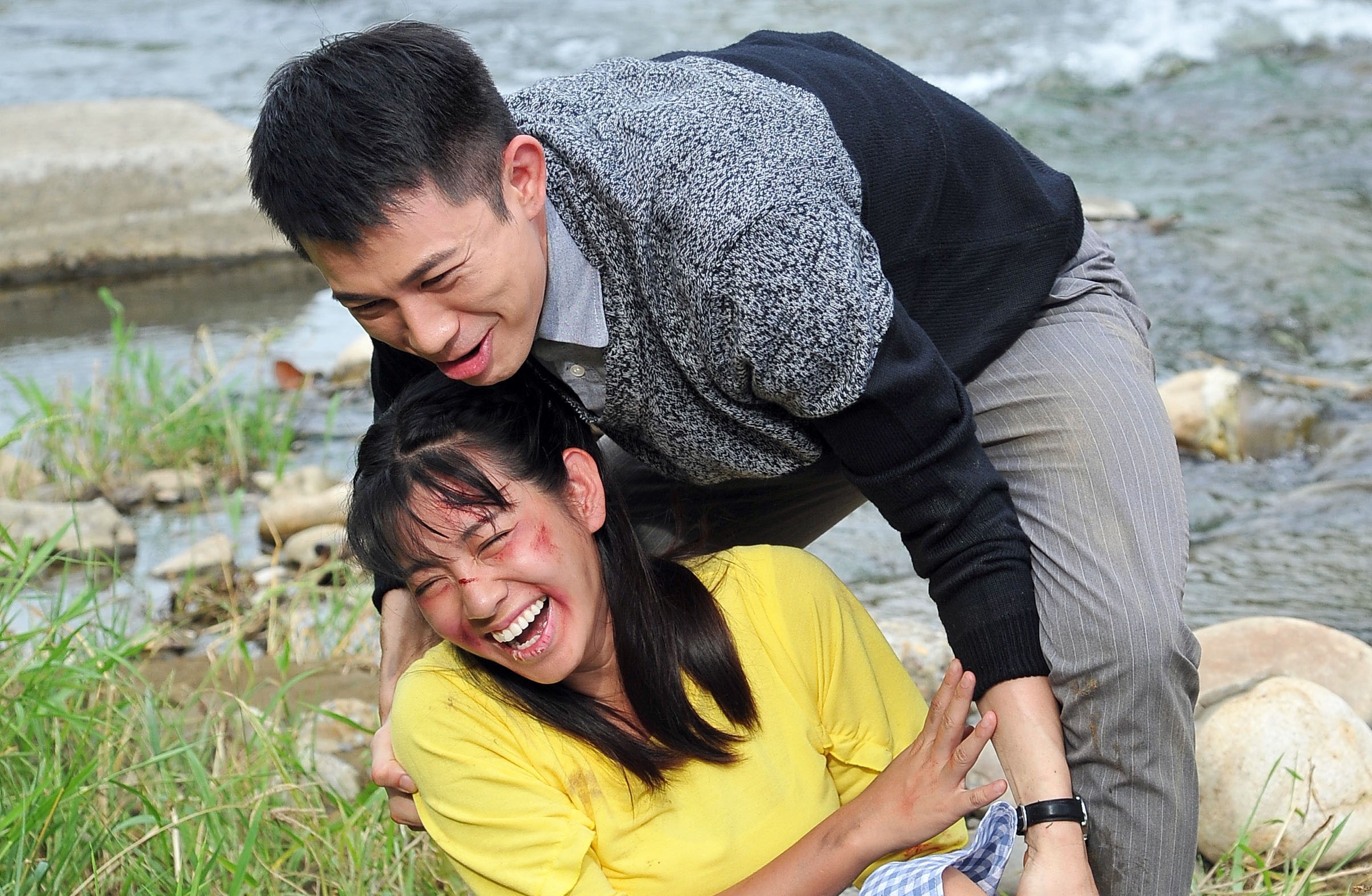 身材纖細的曾子益差點抱不動米可白，兩人頻笑場。（台視提供）