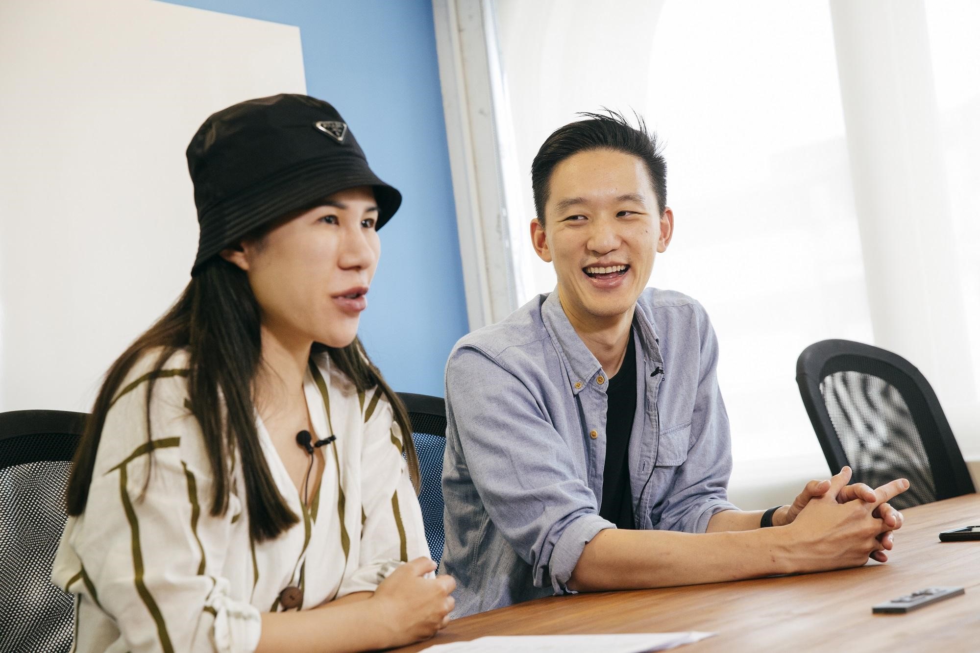 顧立楷（右）創辦本土Podcast平台SoundOn，邀請丹妮婊姐（左）等多位創作人製作節目。