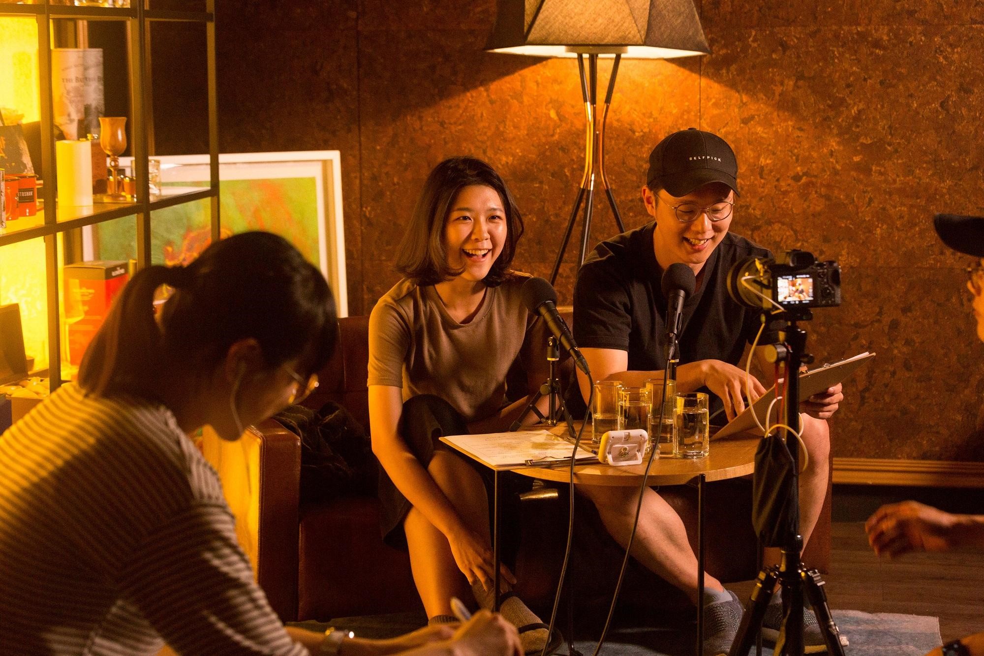 徐嘉凱（右）高可芯（右二）主持的《那些你不敢跟老闆說的事》，現場由製作人（左）負責錄音，也開放粉絲報名進場。