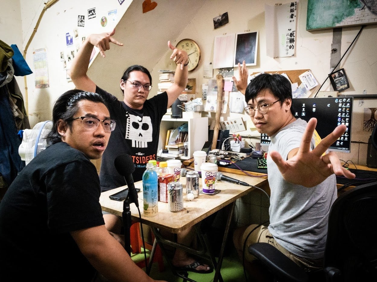 《台灣通勤第一品牌》主持人李毅誠(右)、張家倫(中),跨界找來法律白話文編輯YOYO(左)擔任來賓。(翻攝自《台灣通勤第一品牌》臉書)