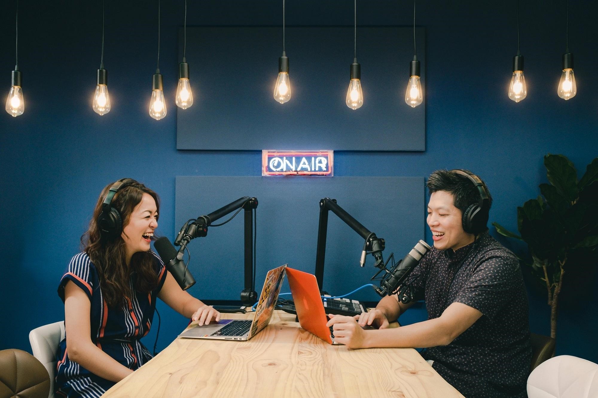 凱莉(左)、Ken(右)主持的《百靈果NEWS》長期占據Apple Podcasts前三名。(翻攝自《國際狗語日報X百靈果NEWS》臉書)