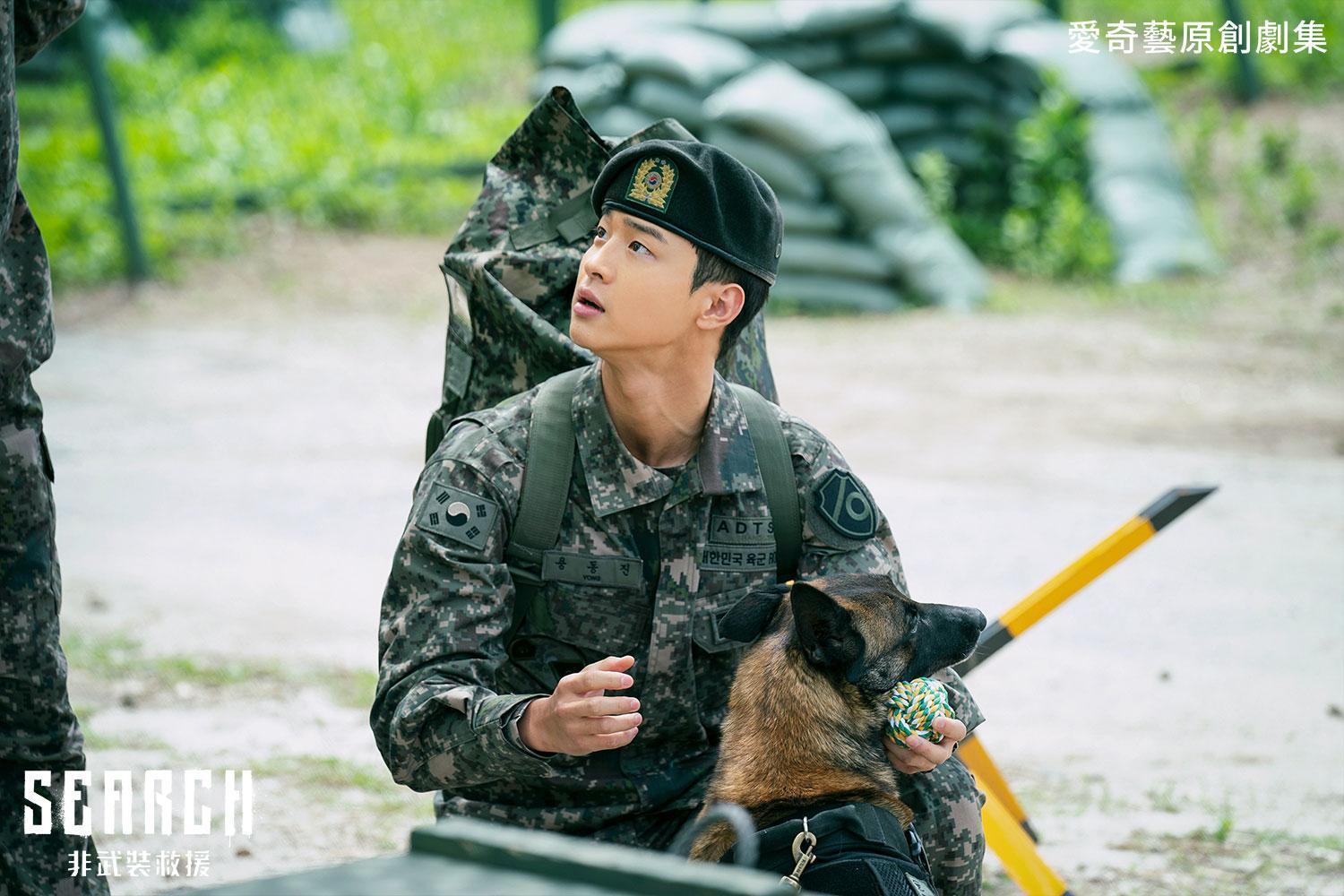 張東潤演出軍犬兵兵長，花了2個月時間到動物訓練所學習與狗狗相處。（愛奇藝海外站提供）