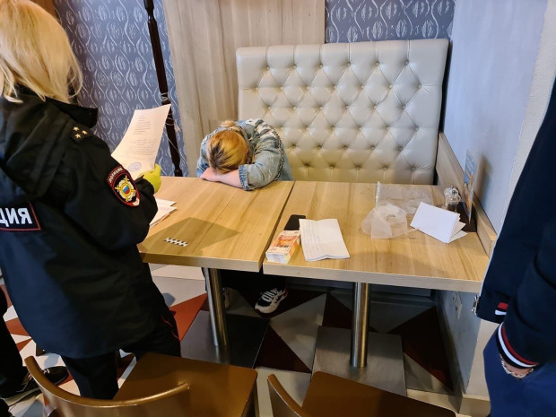 試圖販運7天大親生女兒的加迪耶娃，被臥底警察逮捕。（翻攝畫面）