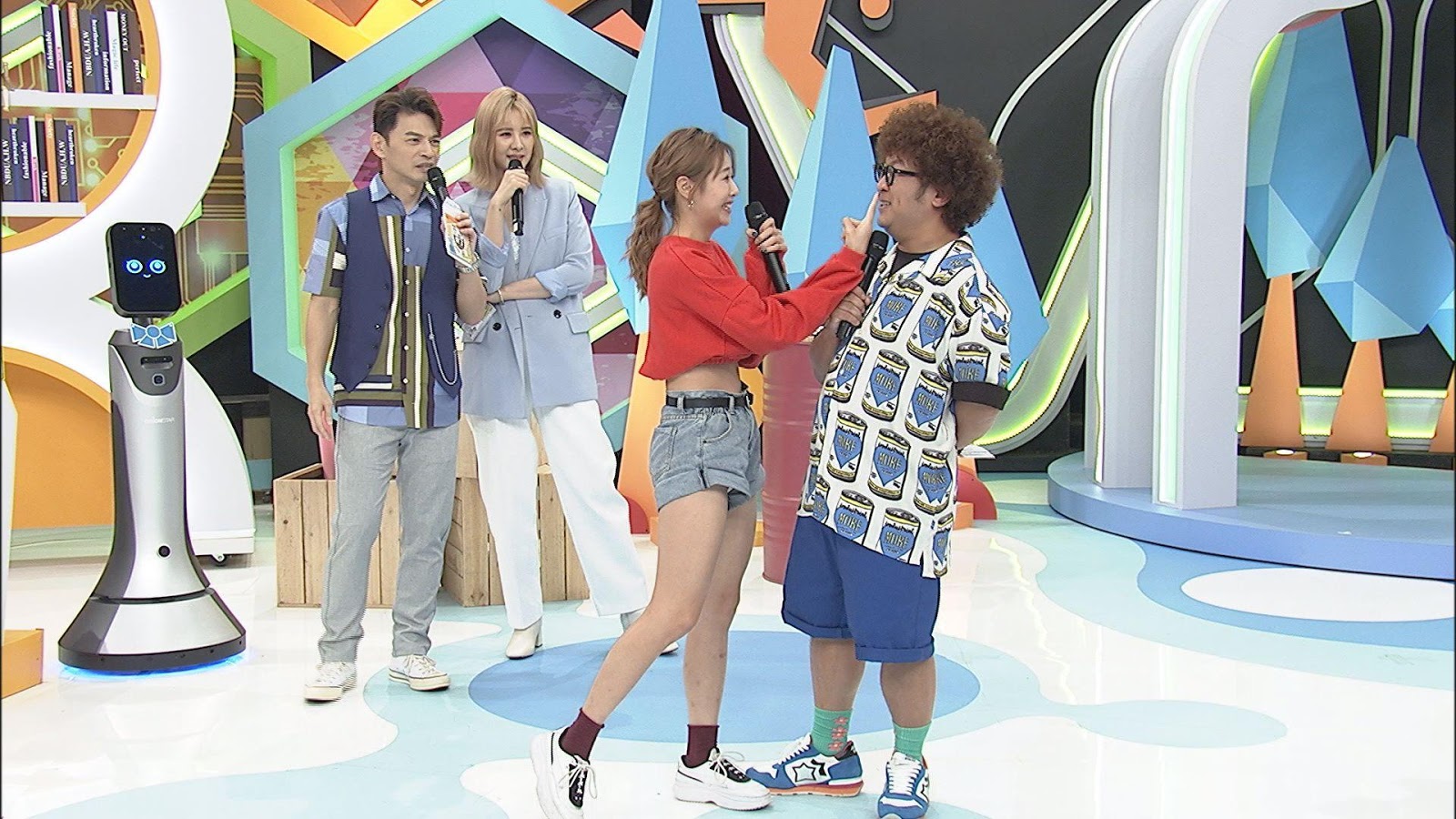 綜藝節目《同學來了》主持人納豆（右）與女同學在節目中演出台語小劇場。（中天提供）