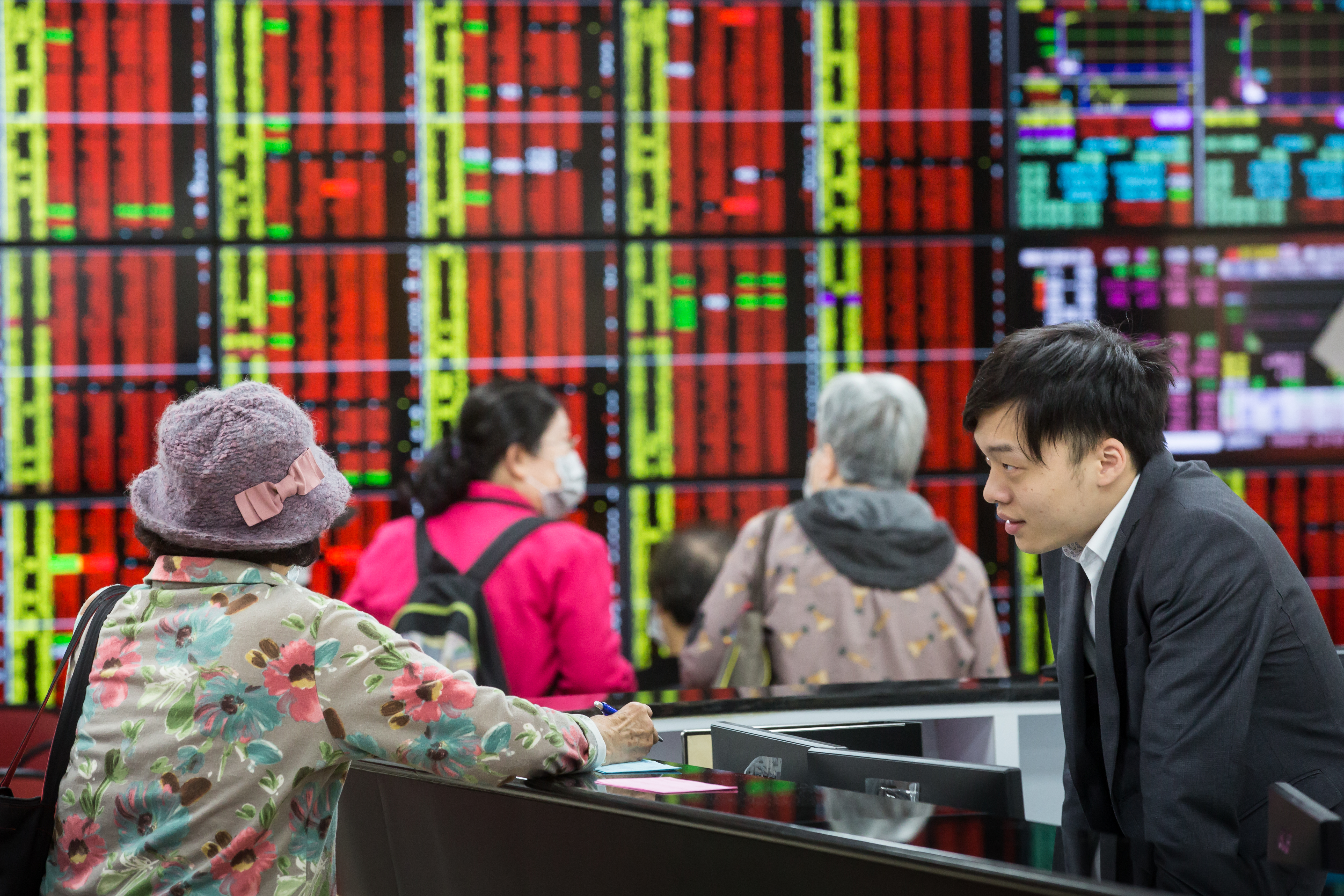 台股是大家熟悉的市場,也沒有匯兌風險,投資人在選基金時可納入投資組合。