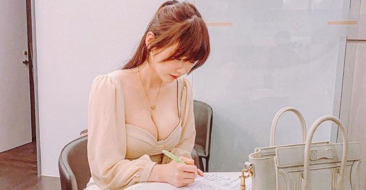 豐滿正妹去應徵工作，穿著引發網友暴動。（翻攝自爆廢公社公開版）