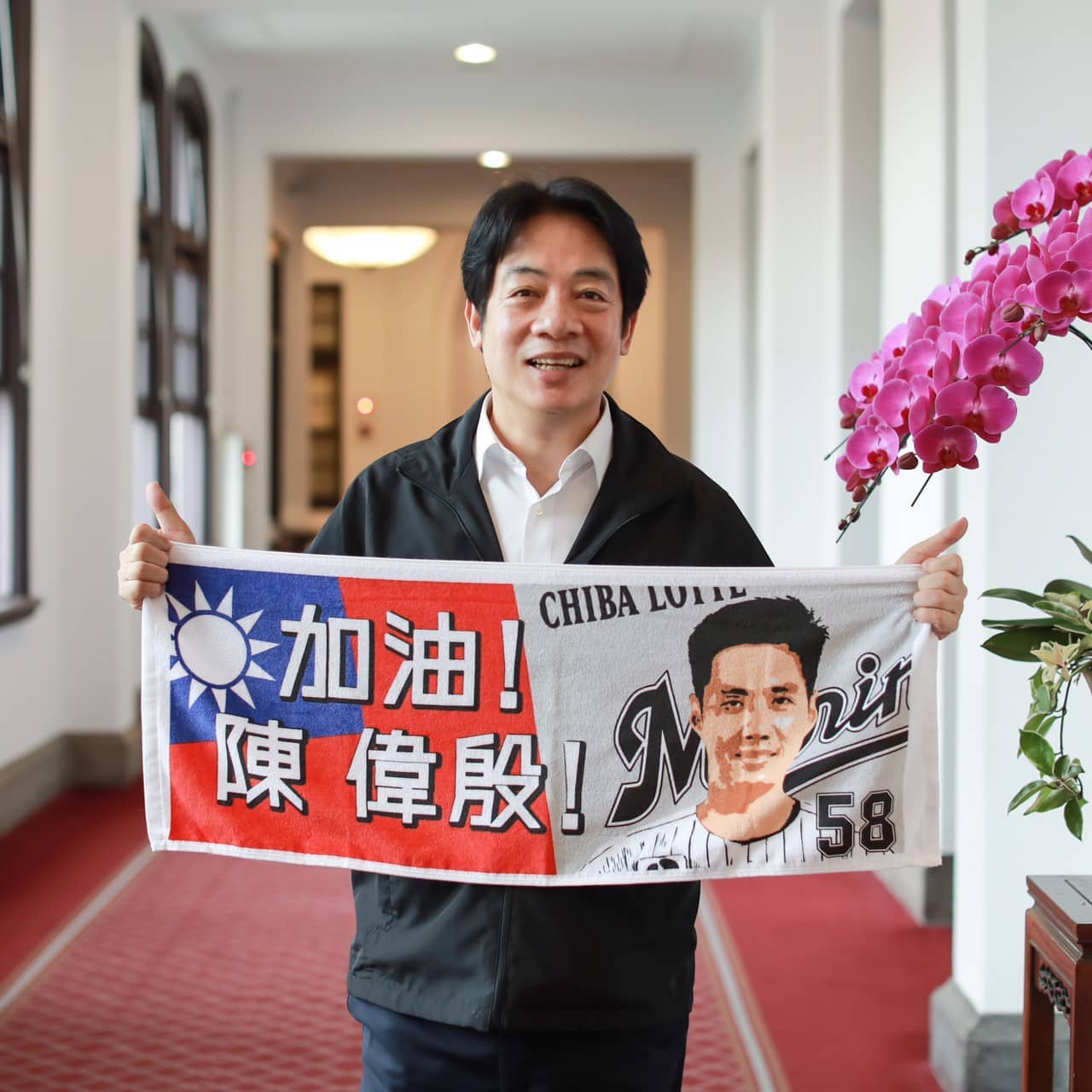 多數網友歪樓聚焦賴清德手上的「國旗毛巾」,紛紛留言詢問「毛巾到底從哪裡來的?」(翻攝自陳偉殷臉書粉專)
