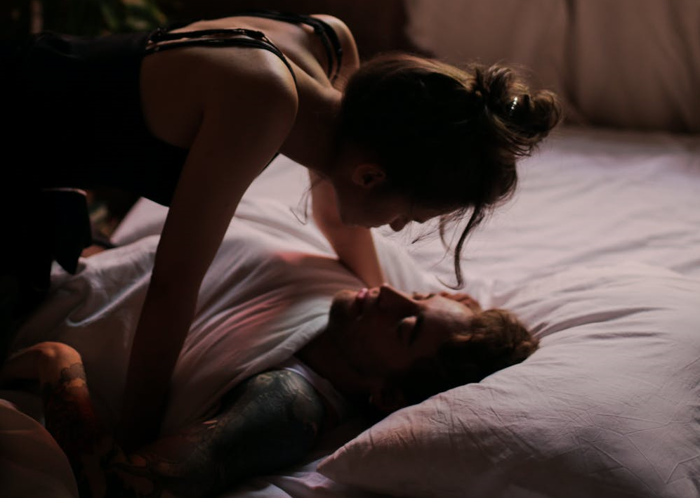 一對父母驚見女兒成了A片女主角,且竟是女兒的和尚男友在背後策畫牟利。(示意圖,翻攝自Pexels)