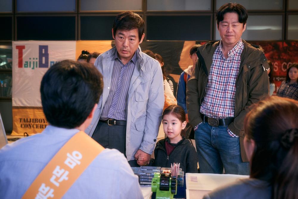 成東鎰（左）在電影《無價之保》飾演把朴昭怡帶回家當作高利貸擔保的大叔，2人互動逼哭大票觀眾。（龍祥電影提供）