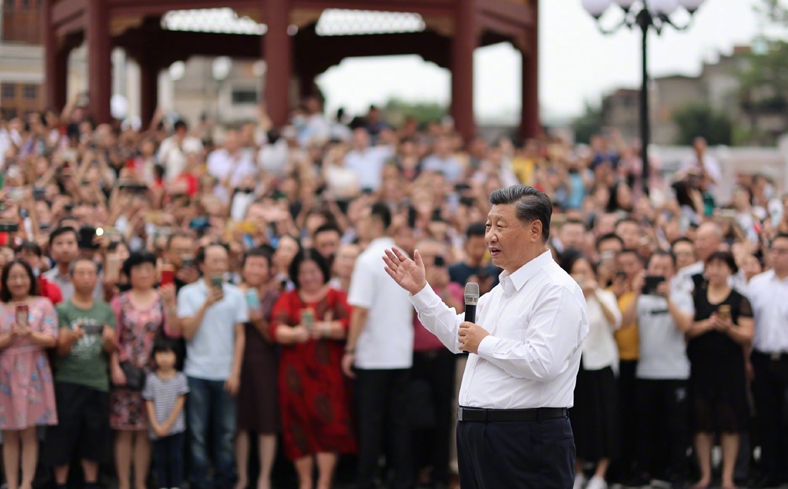 習近平今（14日）南下出席深圳特區40週年慶祝會，致詞時4次咳嗽、3度停頓，引發熱議。（翻攝自中央人民政府門戶網站）