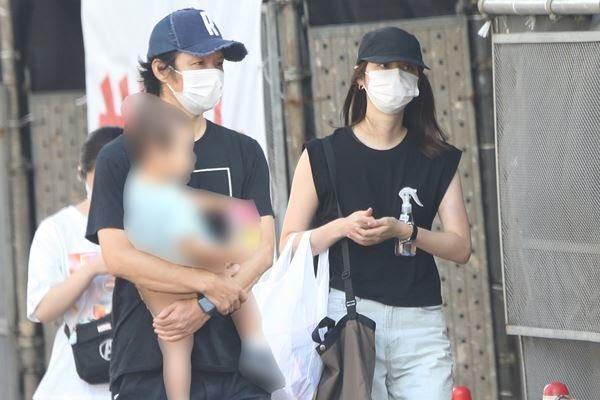 渡部建(左)今年爆出劈腿多女,老婆佐佐木希並未放棄婚姻,一家3口日前和樂外出。(翻攝自《女性自身》)