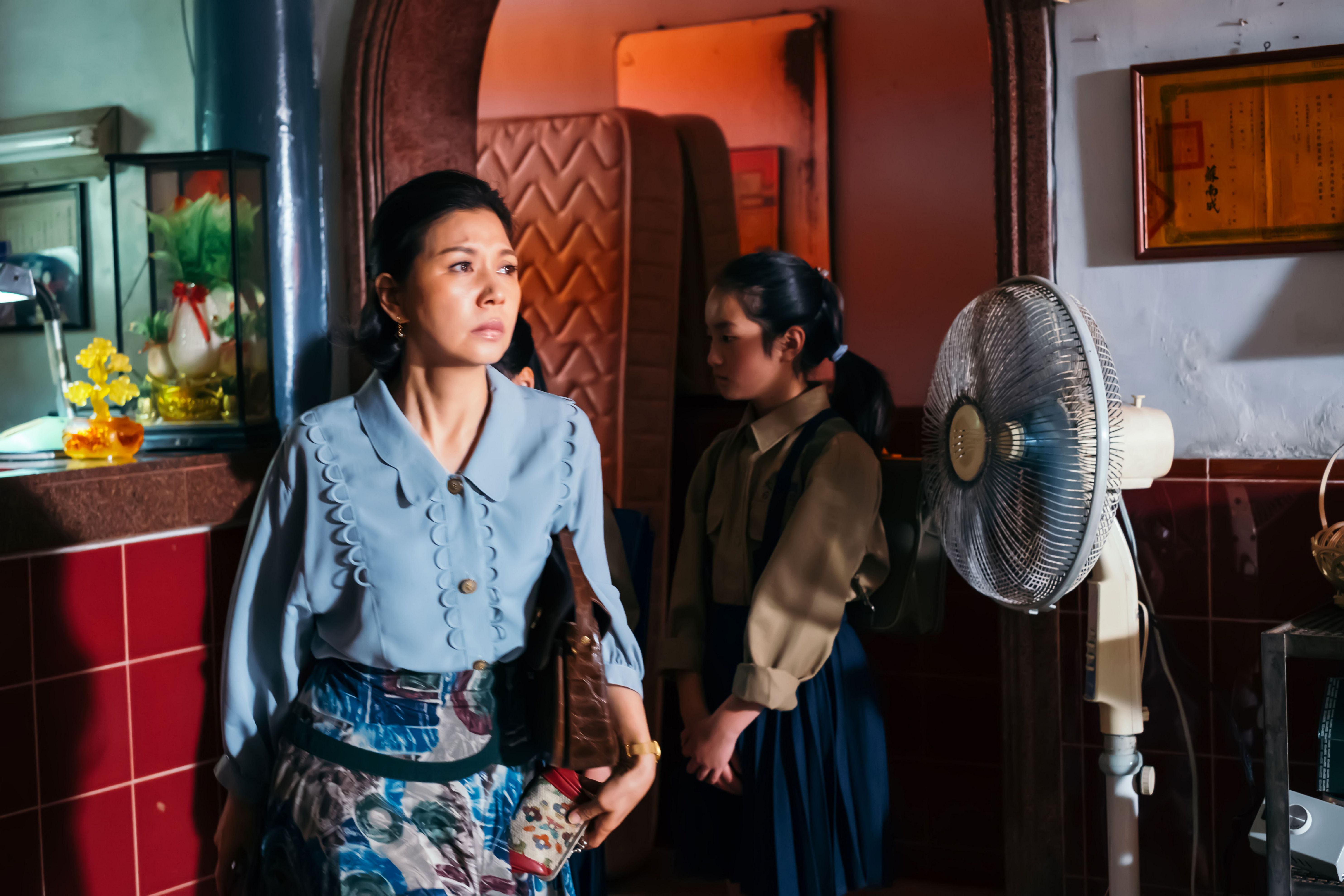 于子育在《孤味》中扮演「全民阿嬤」陳淑芳的青年版,是個會拿菜刀衝去旅館捉姦的嗆辣正宮。(威視提供)