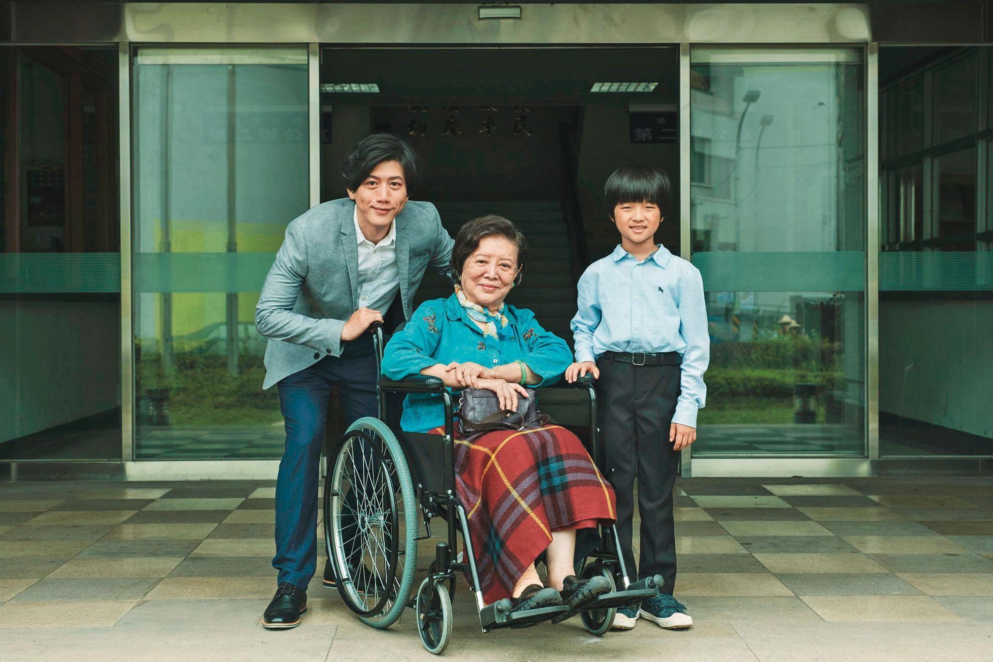莫子儀(左起)、陳淑芳、白潤音演出電影《親愛的房客》,莫子儀與陳淑芳都因本片入圍金馬獎。(牽猴子行銷提供)