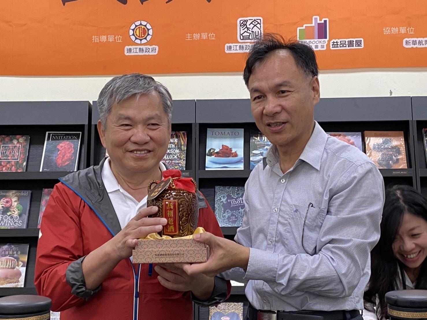戴勝益與連江縣縣長劉增應2人今日舉辦記者會,希望藉由書展讓大家接觸到更多精彩有趣的餐飲類書籍。(益品書屋提供)
