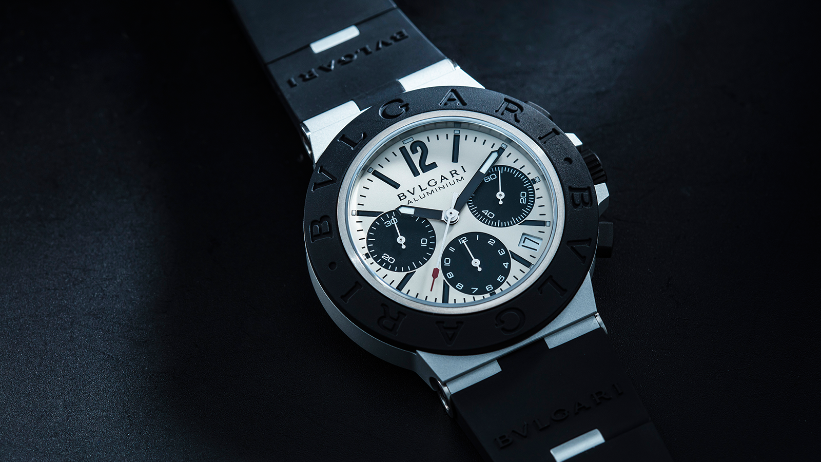 Aluminium Chronograph｜錶徑40mm／鋁材質錶殼／時間及日期指示、計時碼錶功能／B130自動上鏈機芯／防水100米／建議售價約NT$ 131,600