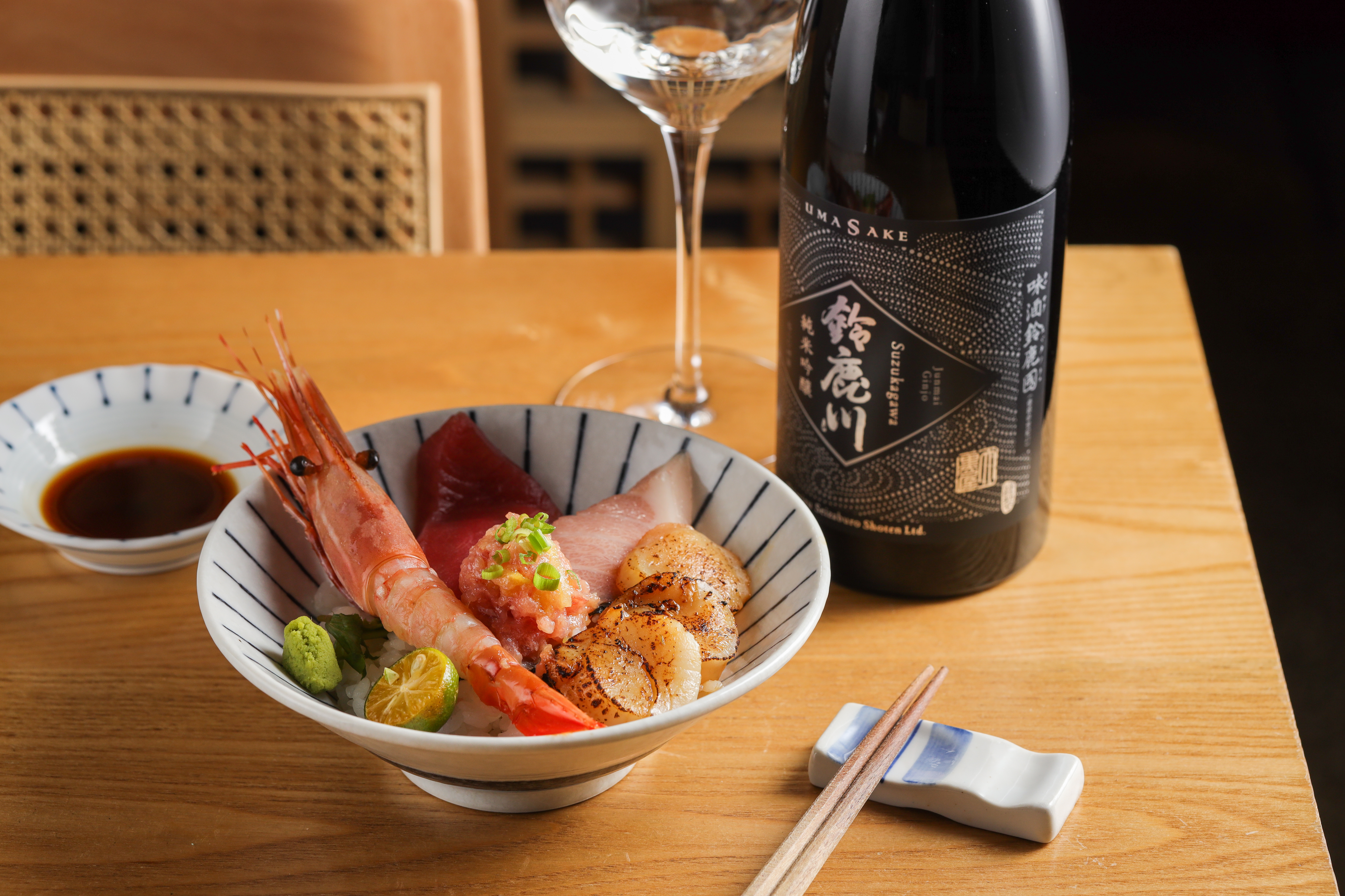 「限定版日本極上黑鮪丼」佐搭三重縣清水清三郎酒造的「風之舞藤純米吟釀」，會在口腔中形成絕妙變化。（3,800元Sake of Life日本酒品飲餐酒晚宴菜色）