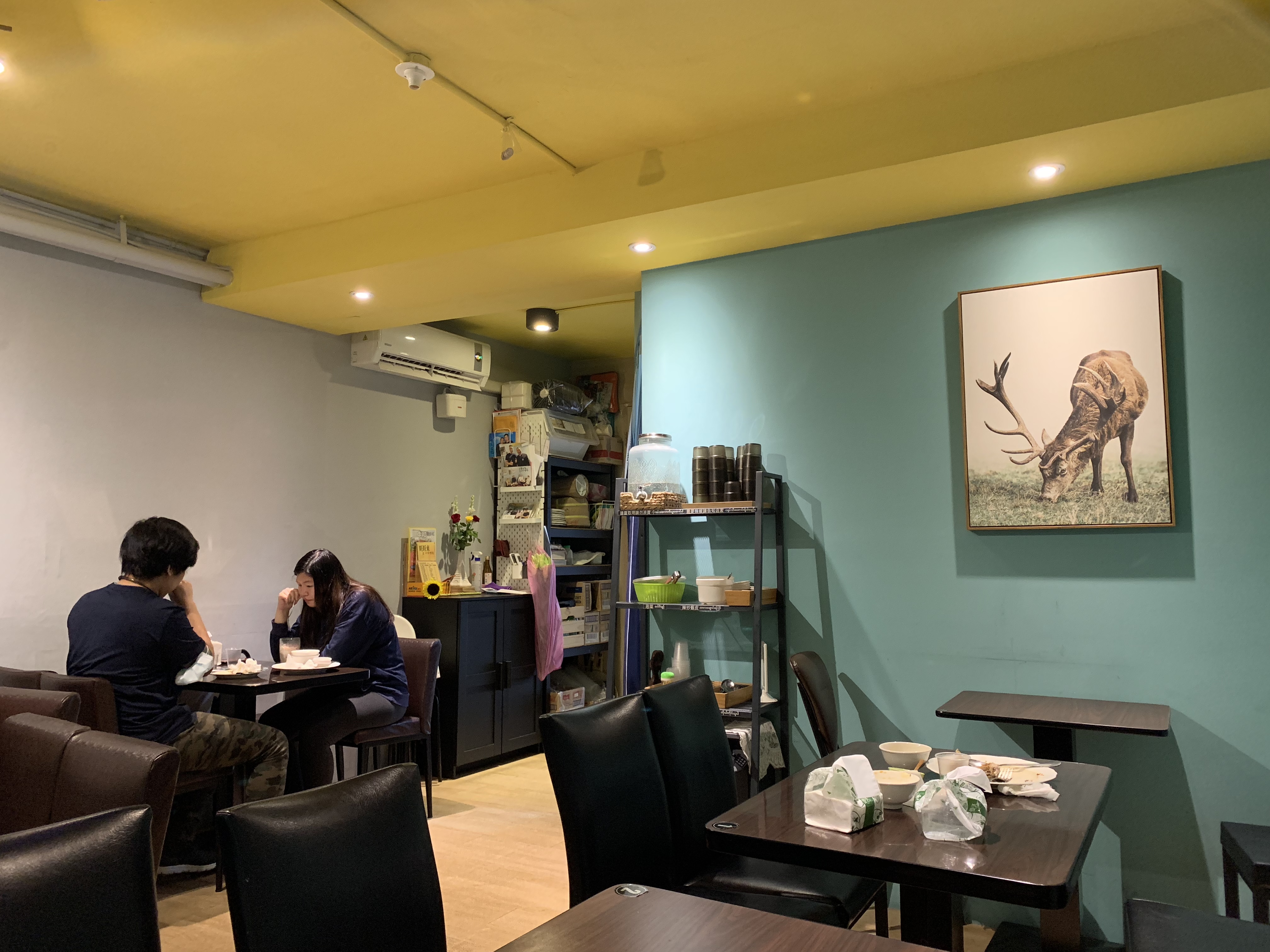 相較於緬甸街上其他的小吃店，這裡有裝潢、潔淨明亮。