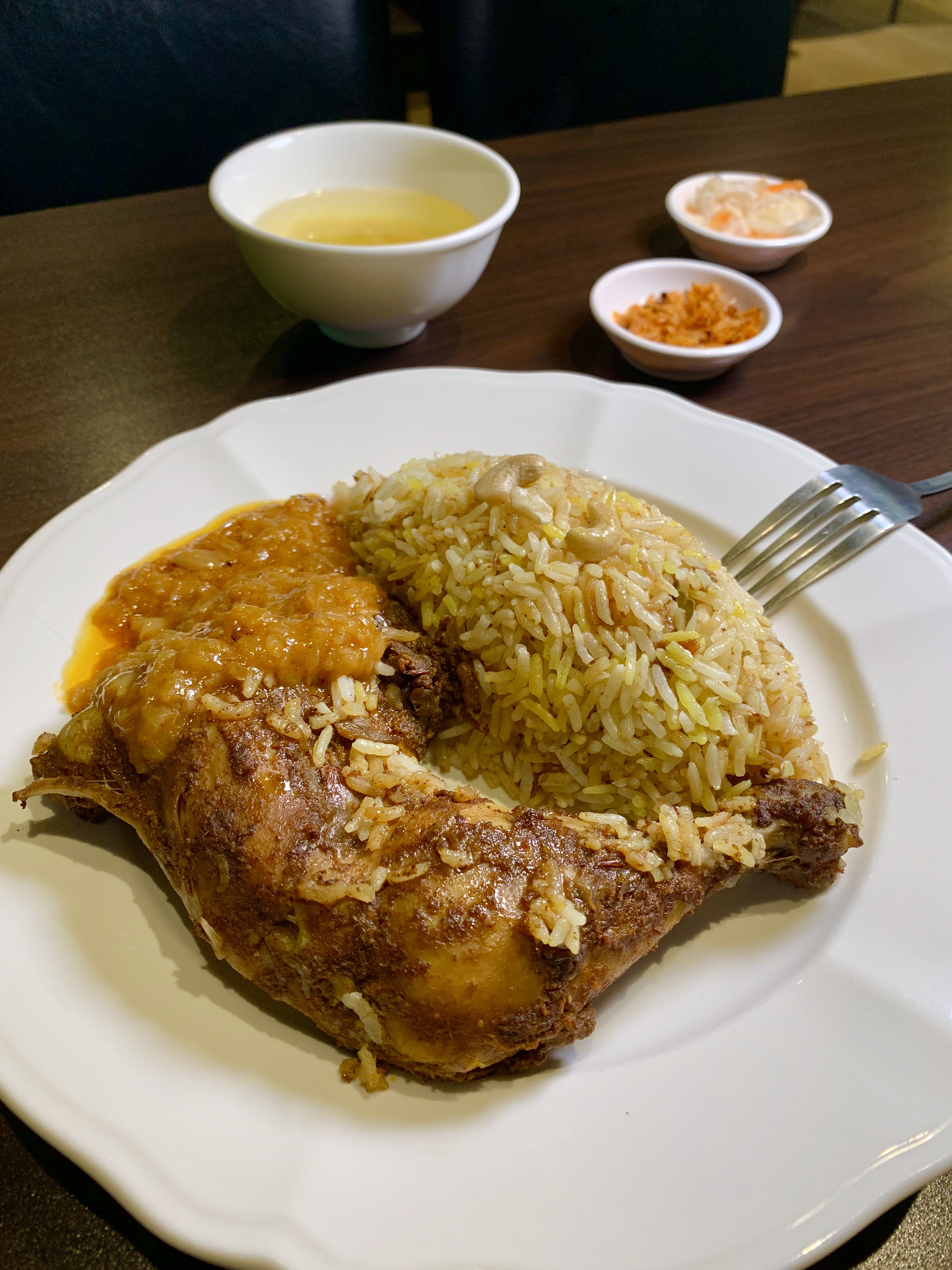 「雞腿香料飯」的雞腿經過22種辛香料醃漬再蒸煮，肉質相當軟嫩入味又有香氣層次。（140元／份）