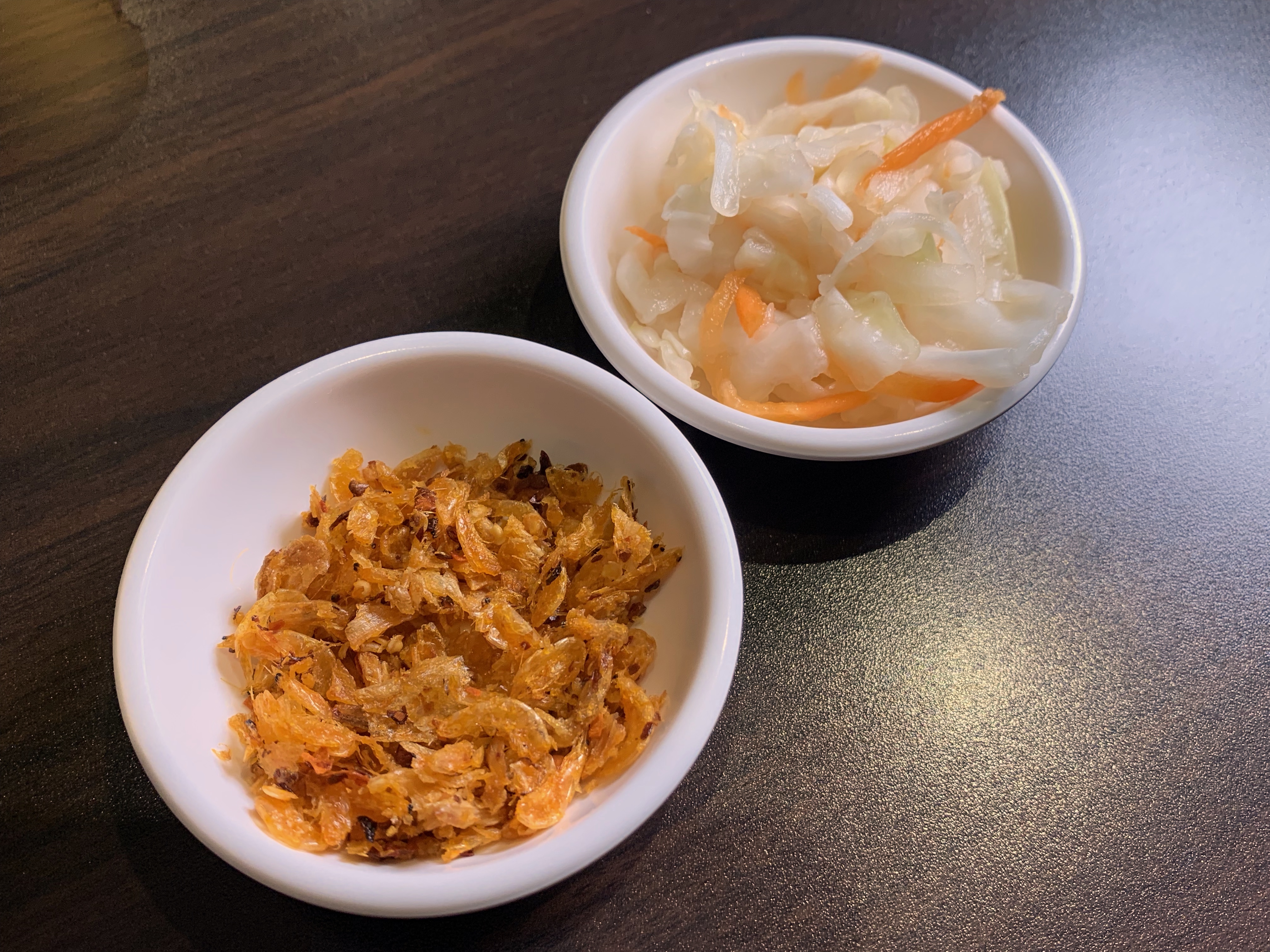 店家自製的蝦皮和泡菜，可以增加香米飯的口感。
