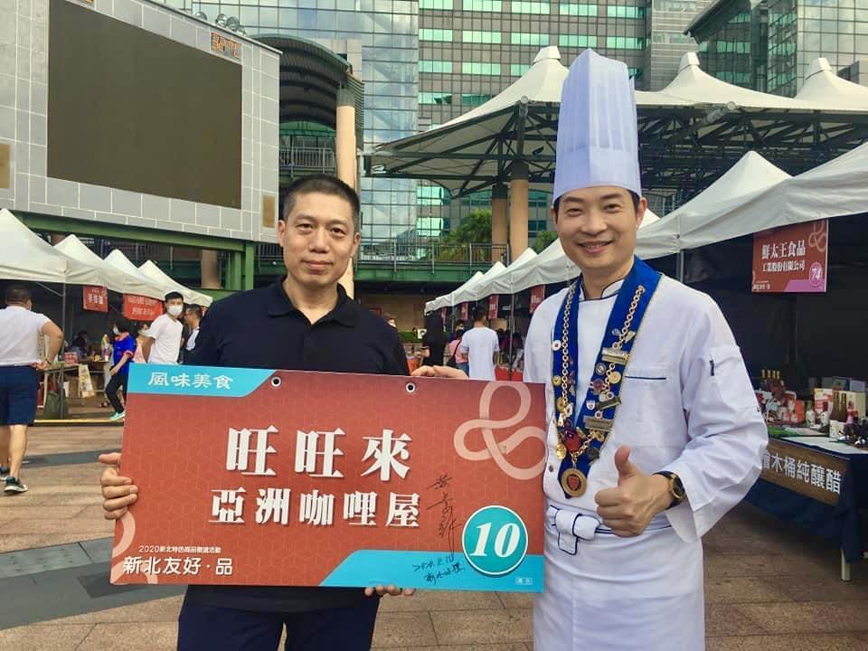 老闆劉祥明（左）本業是經營照相館，受到數位相機浪潮衝擊，轉而研究料理開餐廳。（照片翻攝自店家臉書粉絲團）