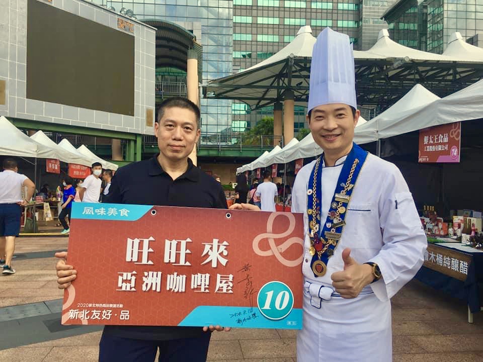 老闆劉祥明（左）本業是經營照相館，受到數位相機浪潮衝擊，轉而研究料理開餐廳。（照片翻攝自店家臉書粉絲團）