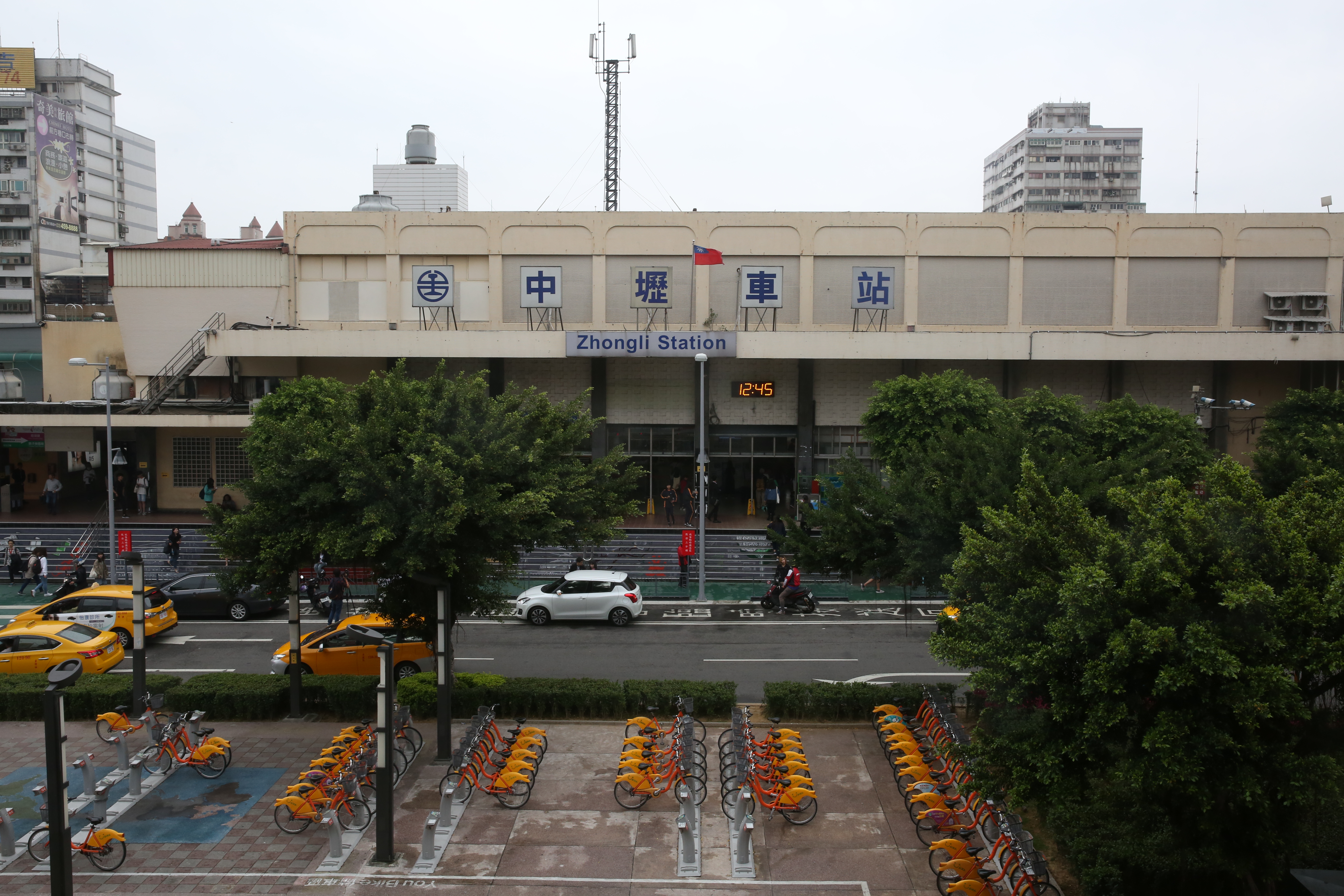 中壢臨時後站及跨站天橋啟用後，「最醜車站」台鐵中壢站面臨拆除作業。（本刊資料照）