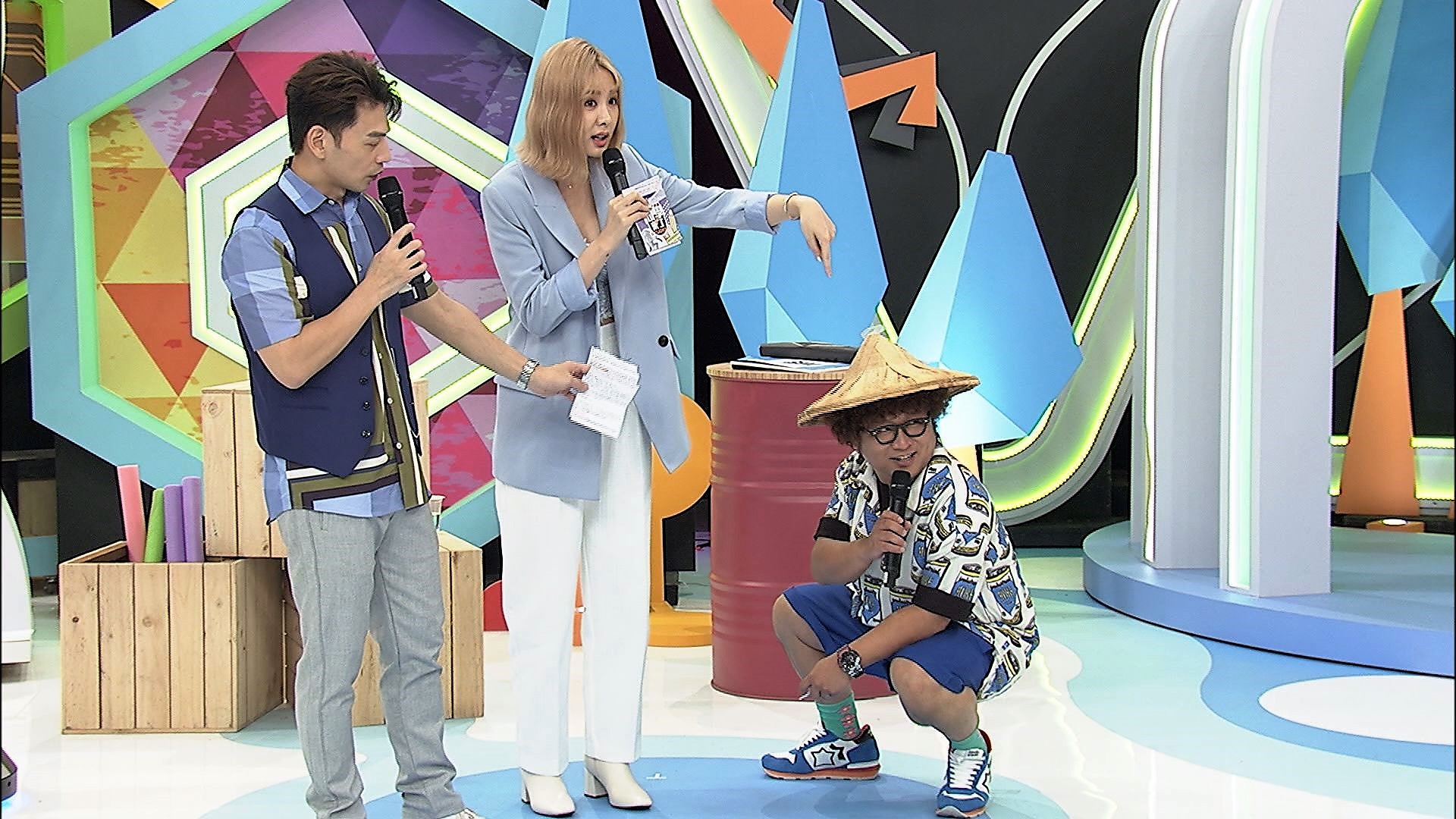 自認台語不差的安心亞（中），卻因為與蕭煌奇錄製台語歌被批不標準而自信心受創爆哭。（中天提供）