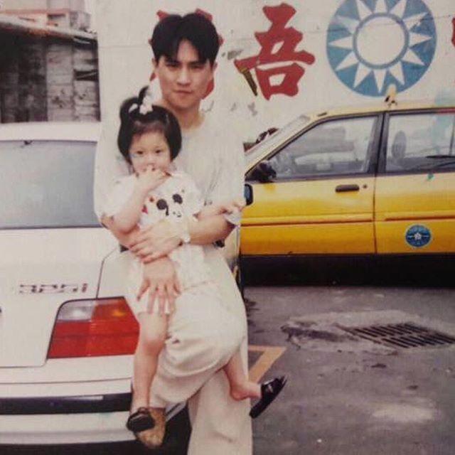 焦凡凡PO出多張焦爸年輕的帥照,網友也大讚「爸爸年輕時好帥」。(翻攝自焦凡凡IG)
